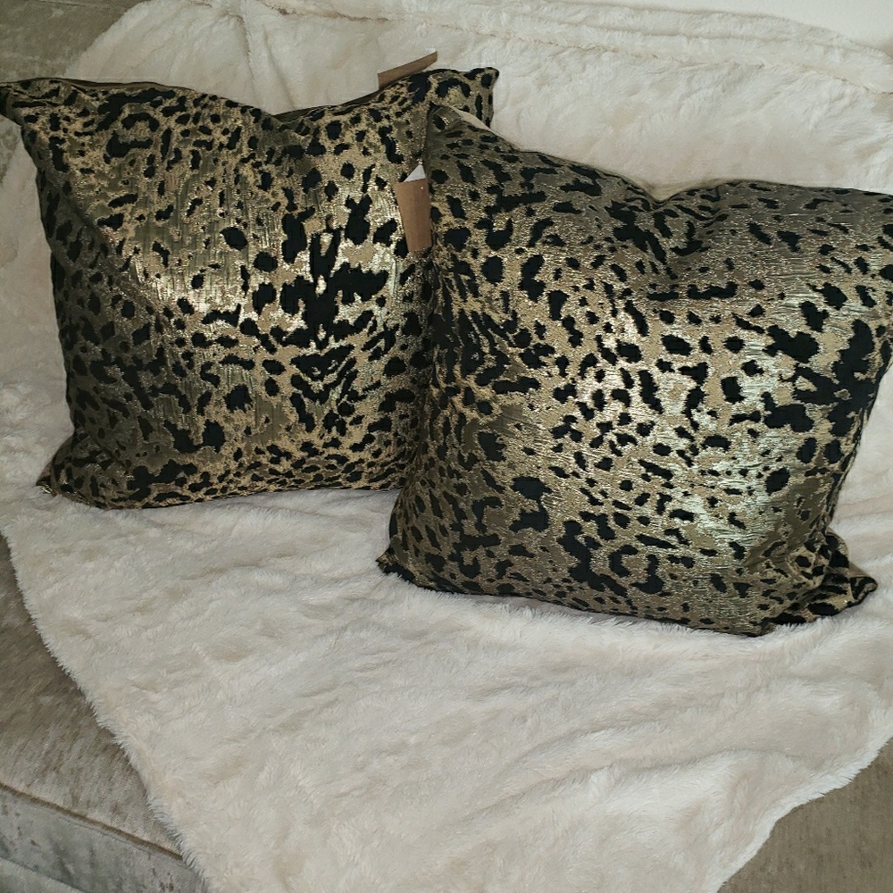 Decorative throw pillows